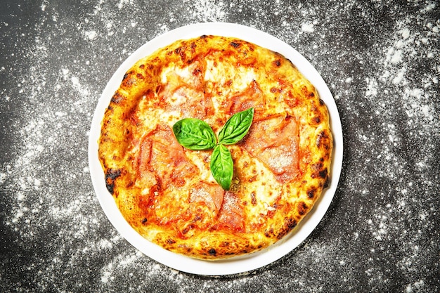 Pizza italiana tradizionale gustosa calda con prosciutto