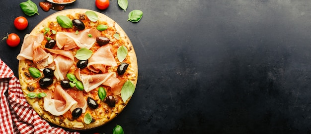 Pizza italiana tradizionale sul tavolo scuro