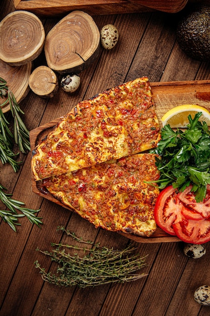 Pizza lahmacun turca con carne macinata e pomodori