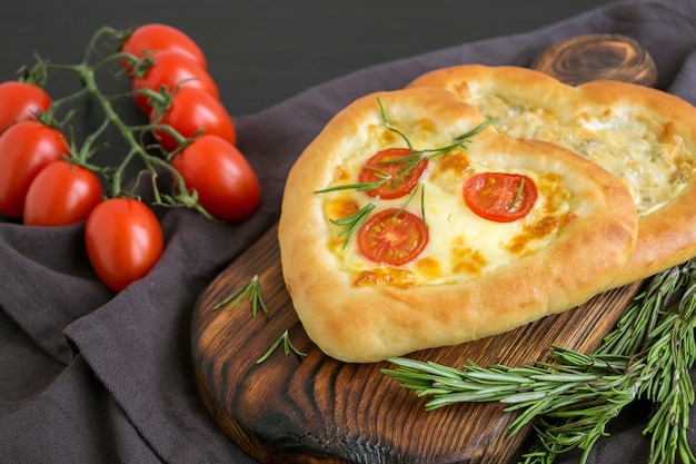 Pizza Margarita a forma di cuore per San Valentino.