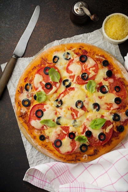 Pizza margarita con pomodori e fette di olive