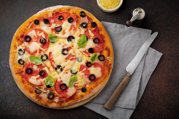 Pizza margarita con pomodori e fette di olive