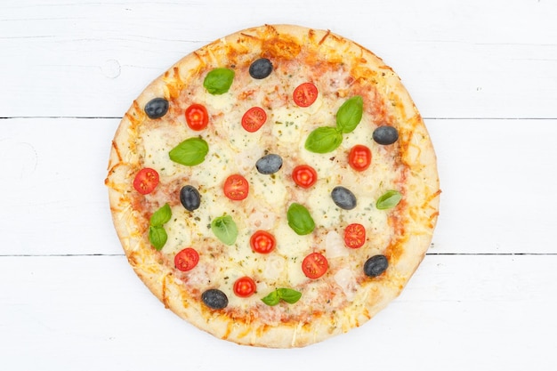 Pizza margarita margherita dall'alto su tavola di legno