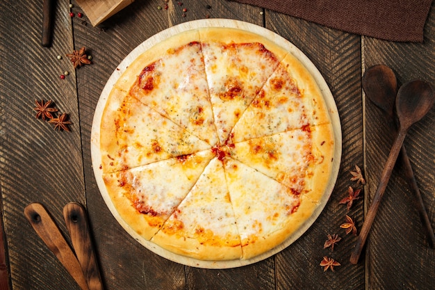 Pizza Margarita sul tavolo decorato in legno