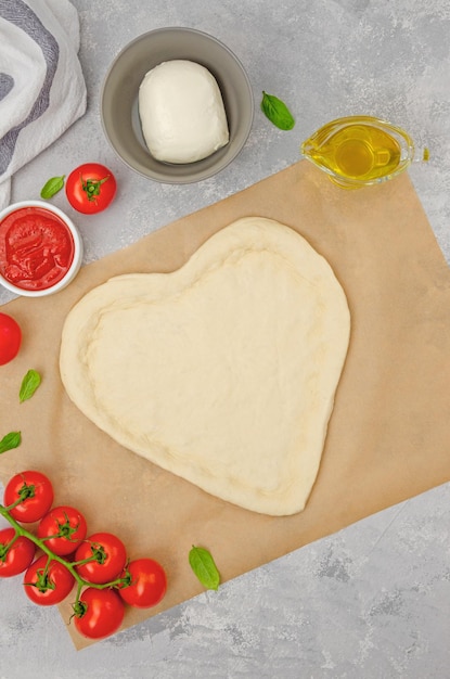 Pizza Margherita a forma di cuore con pomodori mozzarella e basilico concetto alimentare per il giorno di San Valentino