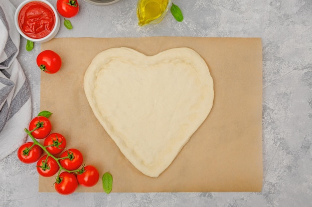 Pizza Margherita a forma di cuore con pomodorini mozzarella e basilico Cibo per San Valentino