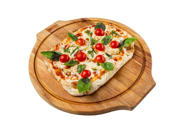 Pizza margherita con pomodorini e basilico servita su tavola di legno Piatto tradizionale della cucina italiana Vista dall'alto Primo piano Isolato su sfondo bianco