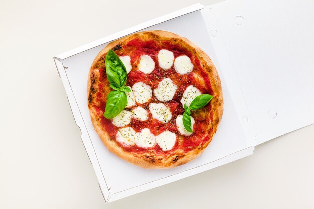 Pizza Margherita in scatola per consegna