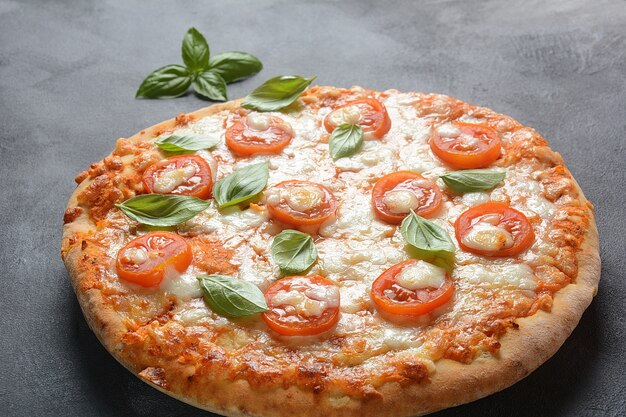 Pizza Margherita italiana napoletana fatta in casa con mozzarella fusa