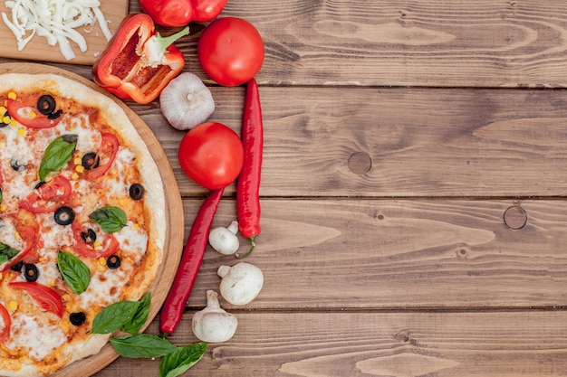 Pizza Margherita o Margarita con mozzarella pomodoro oliva Pizza italiana su sfondo di legno