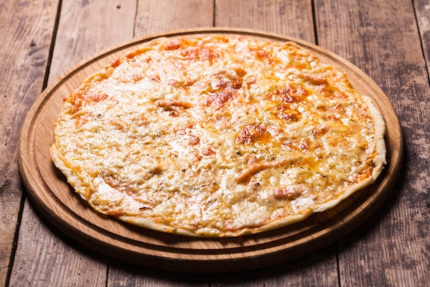 Pizza Margherita sulla tavola di legno da vicino