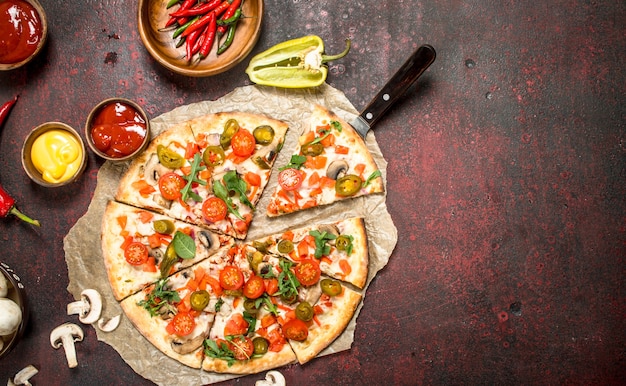 Pizza messicana con peperoncino. Su fondo rustico.