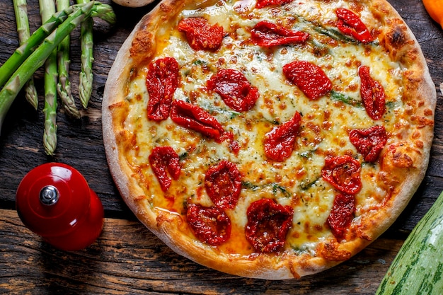 Pizza mozzarella con pomodoro secco