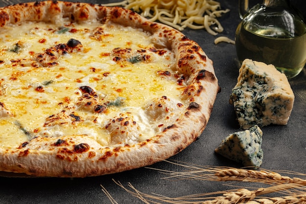 Pizza napoletana ai quattro formaggi su superficie decorata