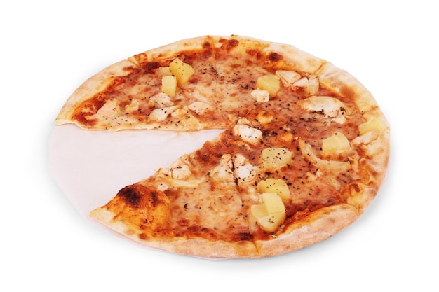 Pizza originale classica italiana fresca isolata su fondo bianco