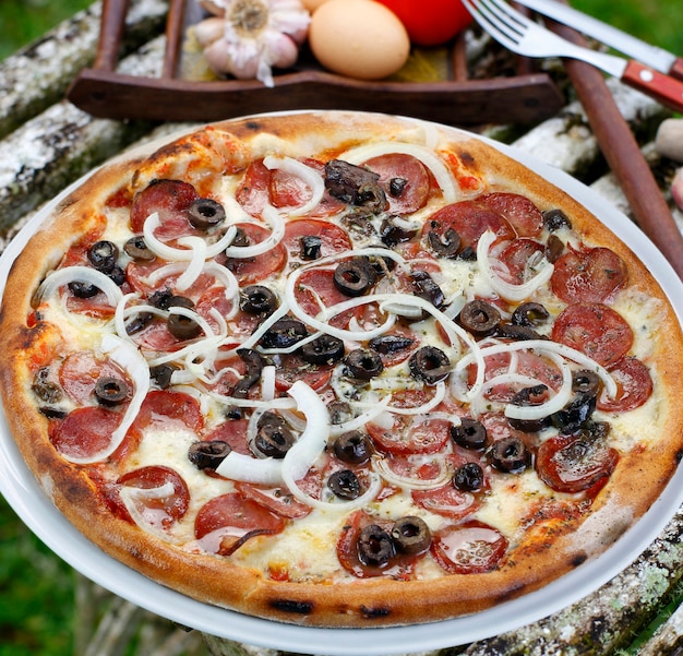 Pizza peperoni con olio d'oliva
