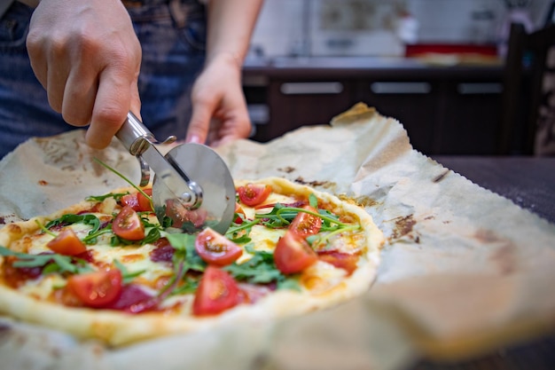 Pizza per affettare a mano donna per pezzi