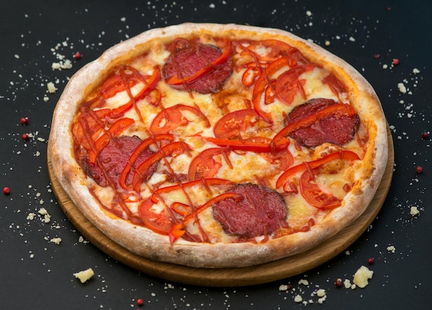 Pizza piccante con salame e peperone Cibo tradizionale italiano Cibo di strada popolare