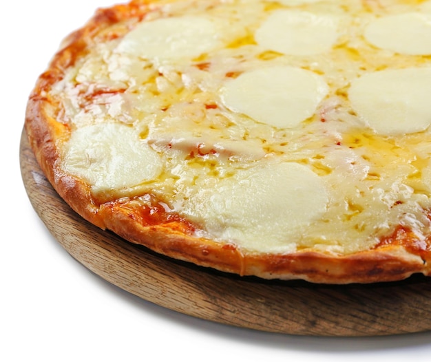 Pizza piena di formaggio su tavola di legno isolata su sfondo bianco da vicino