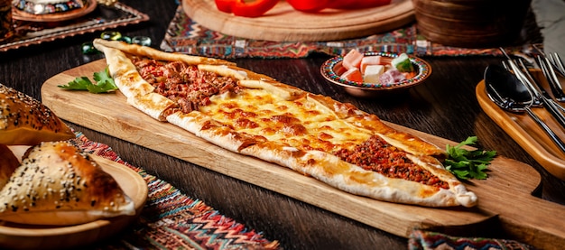 Pizza Pita turca con ripieno diverso.