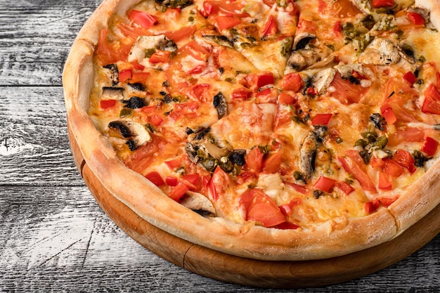Pizza pizza calda su uno sfondo di legno bianco laterale e vista dall'alto