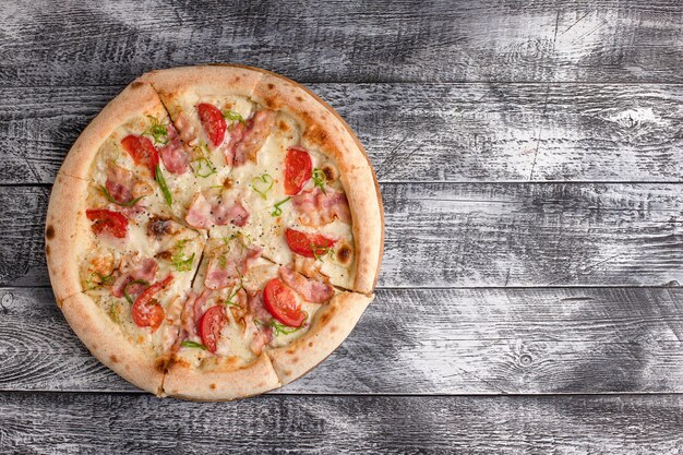 Pizza pizza su una vista dall'alto di sfondo bianco in legno