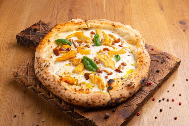 Pizza Polo con Mozzarella filetto di pollo melata sott'aceto basilico e olio d'oliva