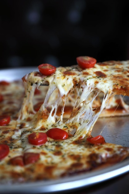 Pizza pomodoro ciliegino su fondo di legno