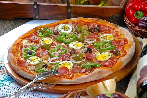 Pizza portoghese, cipolla, peperoni, peperoni, uova, olive