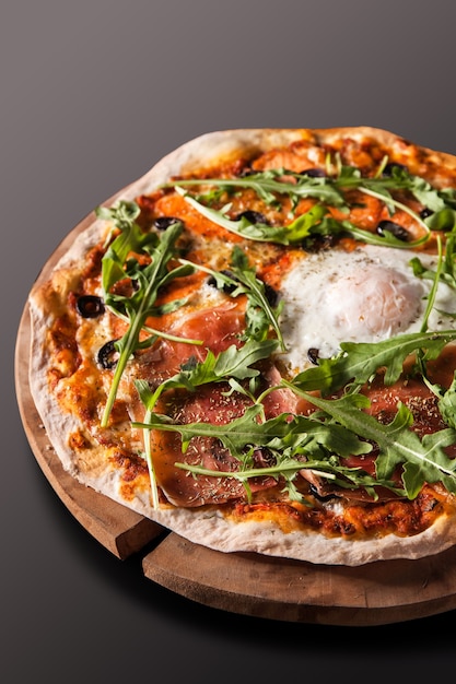 Pizza Prosciutto Di Parma, Salmone, Uovo, Rucola