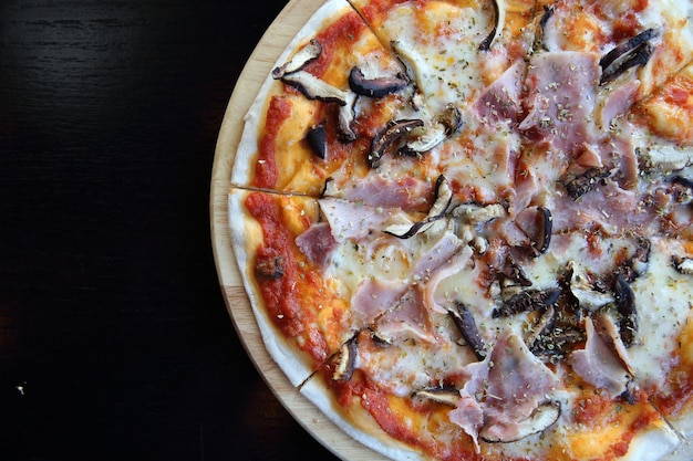 Pizza prosciutto e funghi