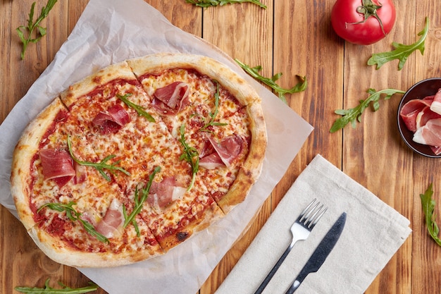 Pizza romana, vista dall'alto, sullo sfondo di legno