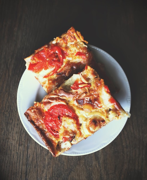 Pizza rustica con salame pomodori e formaggio