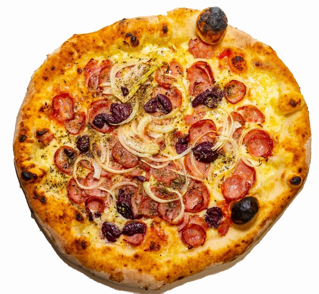 Pizza rustica tradizionale con peperoni olive nere cipolla e basilico Pizza isolata