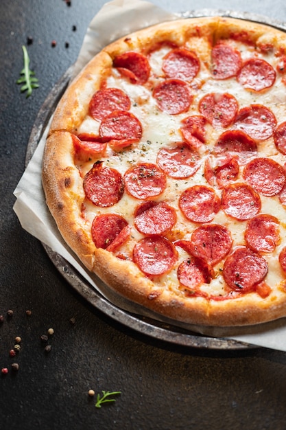 pizza salame o salame piccante ripieno di formaggio fast food