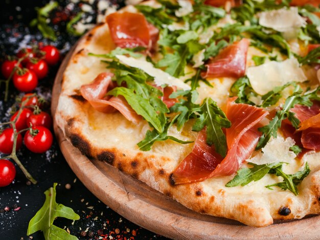 Pizza salmone e rucola pasto leggero