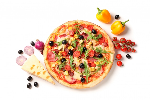 Pizza saporita ed ingredienti isolati su fondo bianco