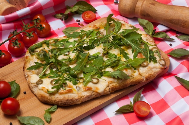 Pizza su pasta romana con formaggio olive rucola e pesto