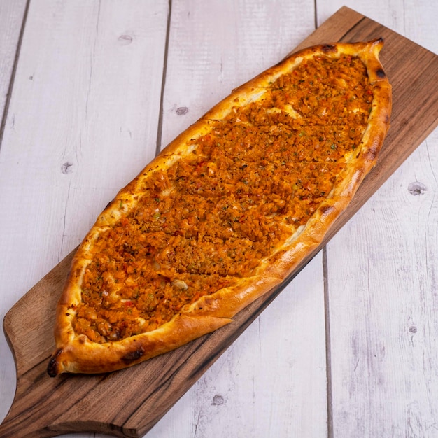 pizza su un cinghiale di legno