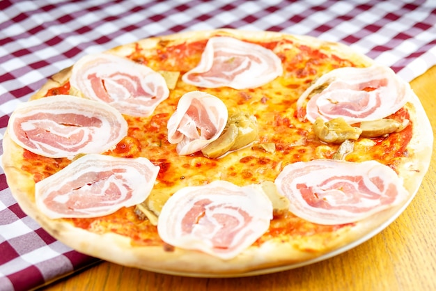 Pizza su un tavolo del ristorante