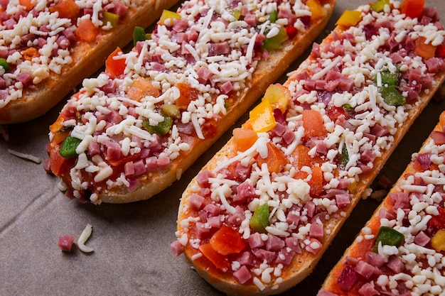 Pizza su una baguette vista dall'alto primo piano nessun popolo fast food cibo di strada