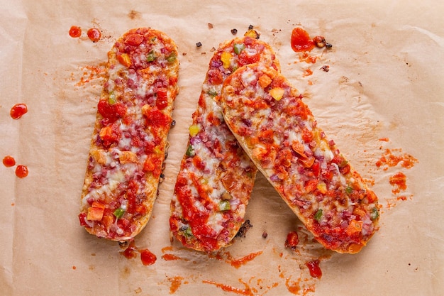 Pizza su una baguette vista dall'alto primo piano nessun popolo fast food cibo di strada