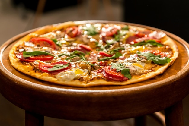 Pizza su uno sfondo di legno