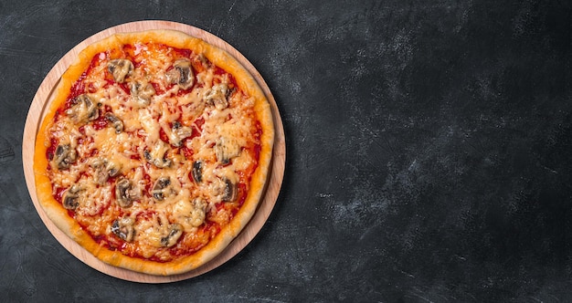 Pizza succosa con pomodori funghi formaggio e salsa di pomodoro su una tavola su sfondo scuro Pizza vegetariana Vista dall'alto spazio copia