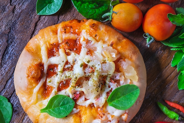 Pizza sul tagliere di legno