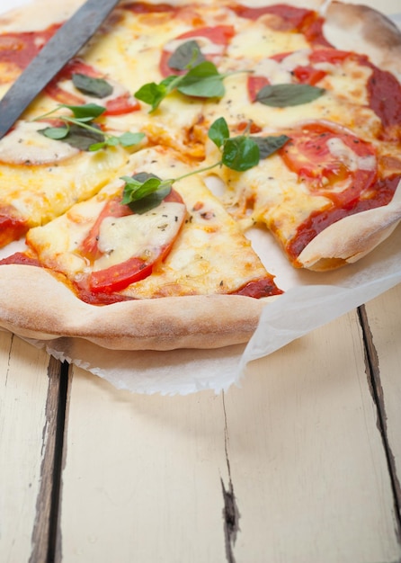 Pizza sul tavolo.