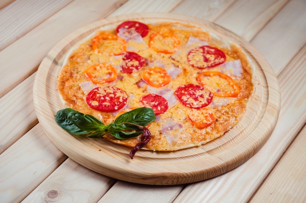 Pizza sulla vista di legno del piano d'appoggio