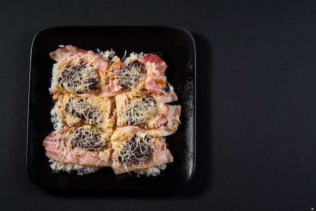 Pizza sushi sul nero