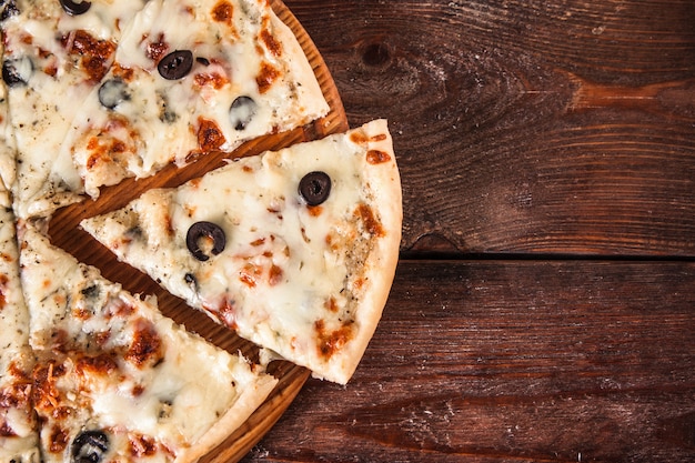 Pizza tagliata a fette, piatto. Cibo spazzatura, calorie