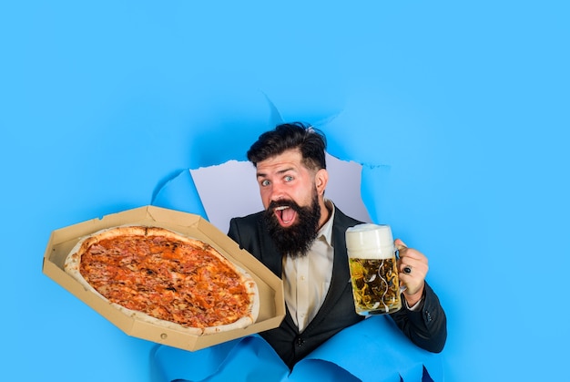 Pizza time fastfood cibo italiano consegna pizza concetto uomo barbuto con gustosa pizza e birra